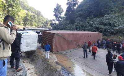 कन्टेनर पल्टिँदा पूर्वपश्चिम राजमार्ग अवरुद्ध