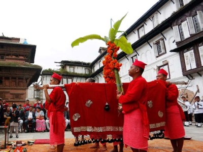 आज फूलपाती भित्र्याइँदै