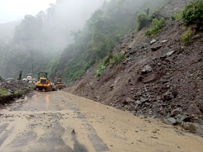 सडकको अवस्था बुझेर मात्रै यात्रा गर्न प्रहरीको अनुरोध