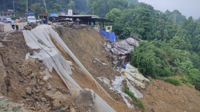 दाउन्नेमा सडक भासियो, पूर्वपश्चिम राजमार्ग अवरुद्ध