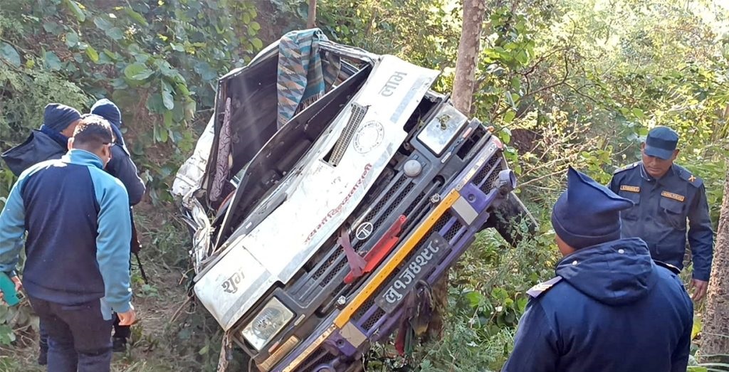 दाङमा गाडी दुर्घटना हुँदा २ जनाको मृत्यु, १२ घाइते