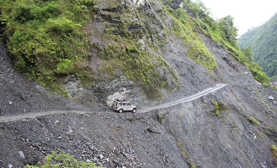 धवलागिरिमा तीन महिनापछि यातायात सञ्चालन