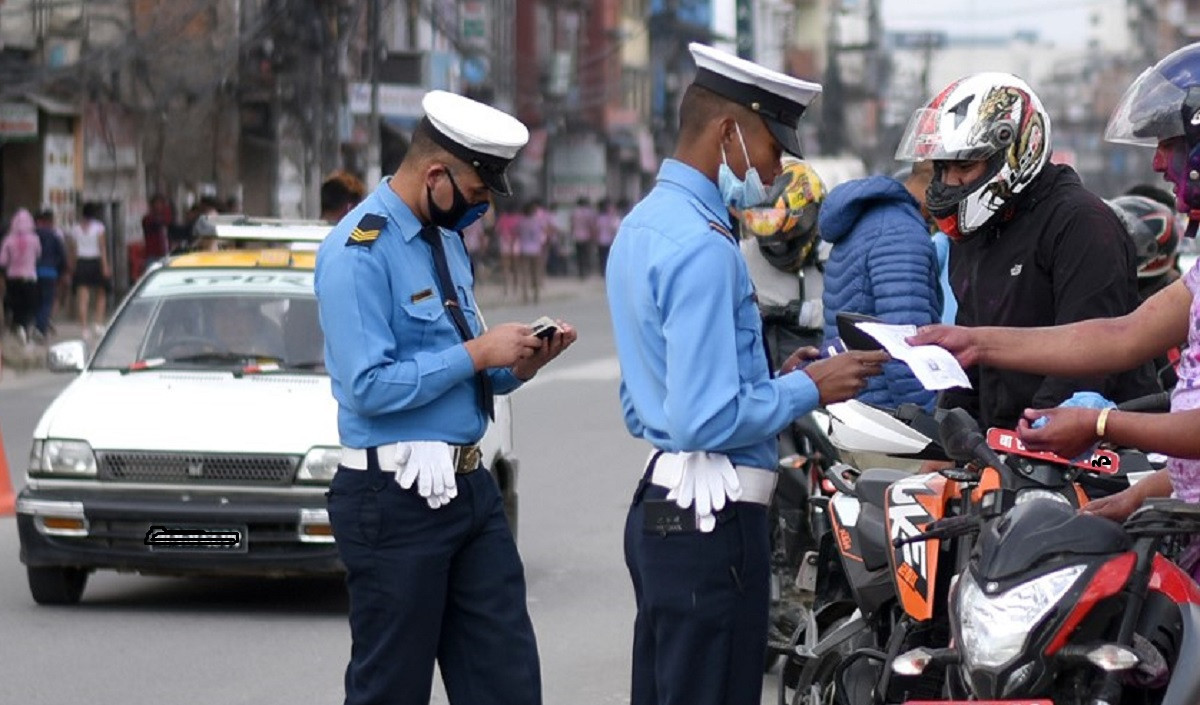 ट्राफिक प्रहरीले कागजी चिट नकाट्ने, नागरिक एपबाटै जरिवाना तिर्न सकिने