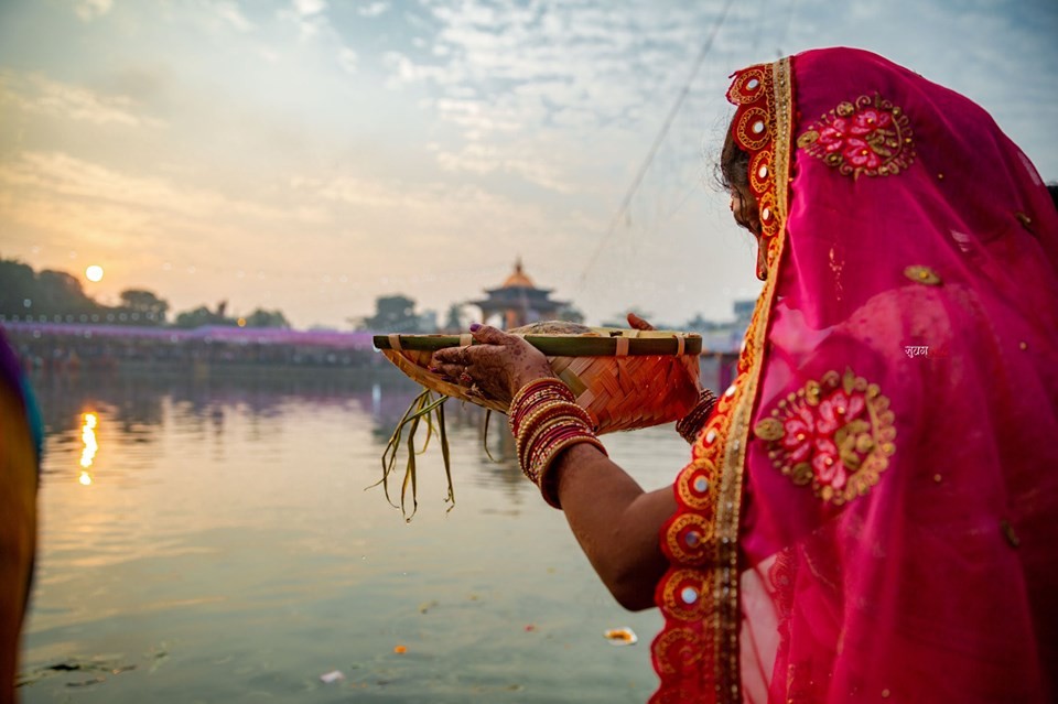 छठ पर्वको मुख्य दिन आज, अस्ताउँदो सूर्यको पूजा गरिँदै