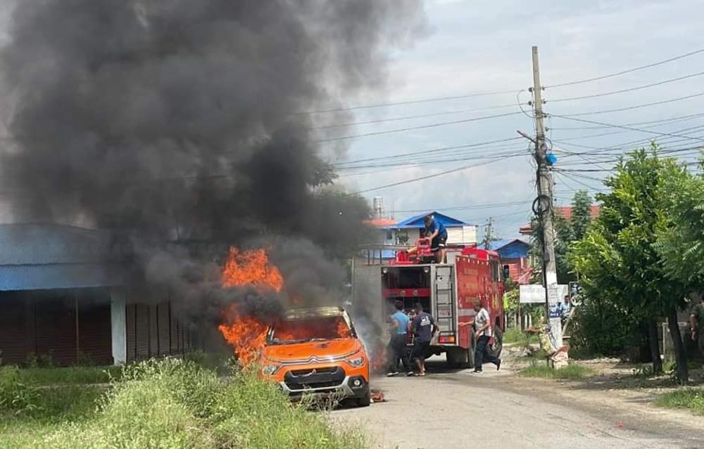 रेलमार्ग सर्भे गर्ने टोलीको गाडीमा भरतपुरका स्थानीयले गरे आगजनी