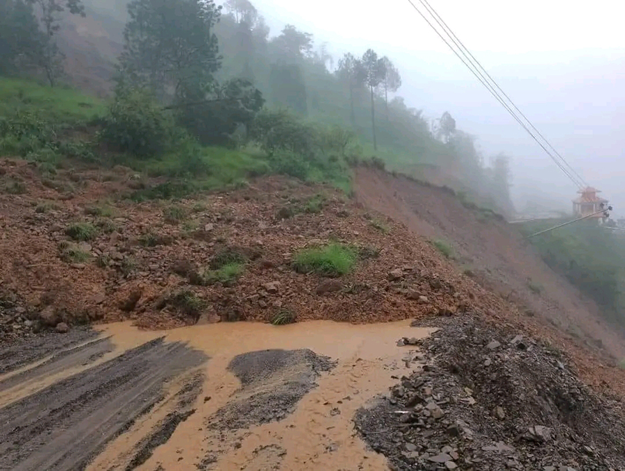 बाढी, पहिरोका कारण देशभरका दर्जनौं सडकखण्ड अवरुद्ध (विवरणसहित)