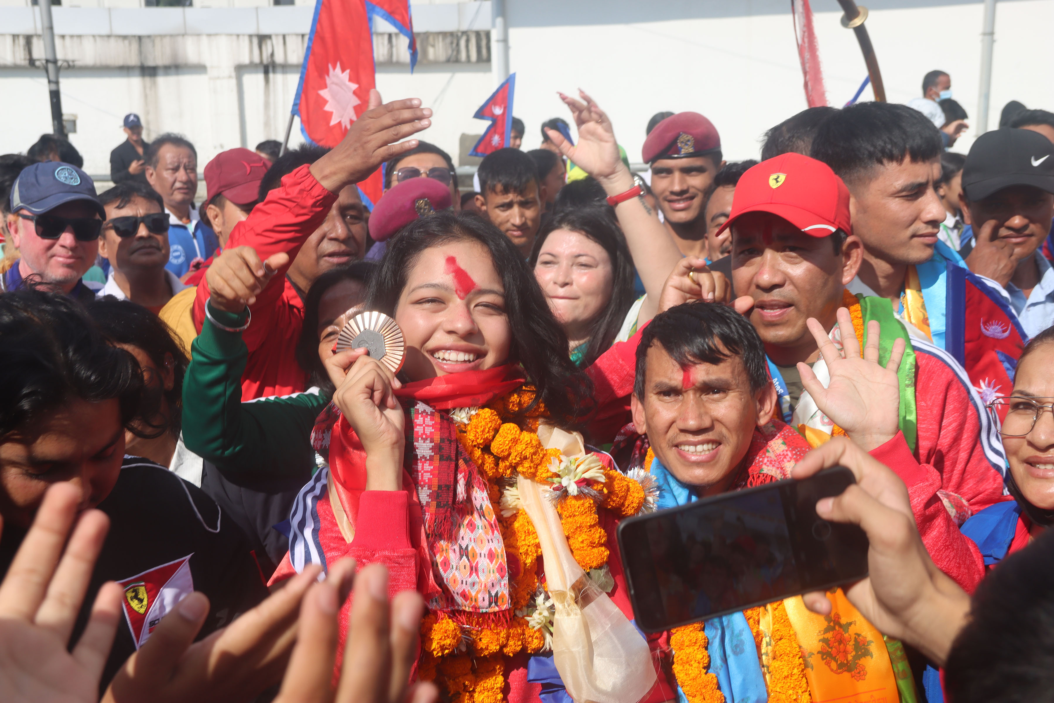 ऐतिहासिक पदक विजेता पलेशालाई नगर परिक्रमा गराएर स्वागत