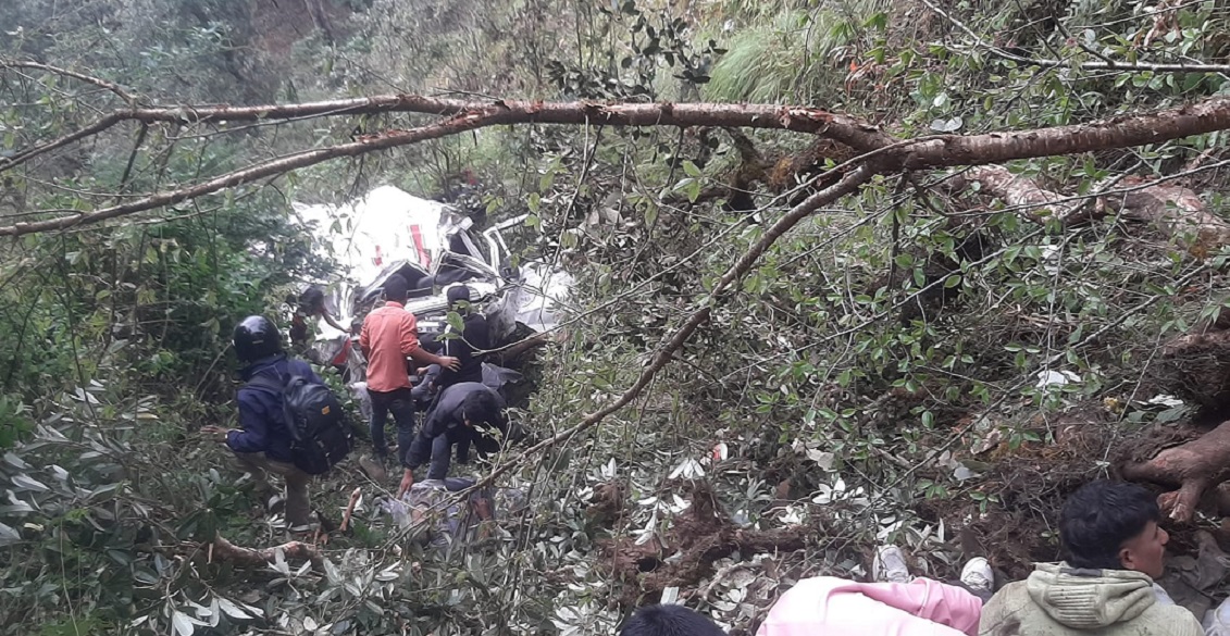 सुर्खेत र दैलेखको सिमानामा गाडी दुर्घटना, ३ जनाको मृत्यु