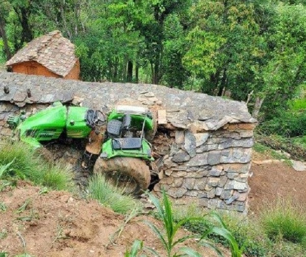 घरको छतमा ट्याक्टर खस्दा दुई बालिका घाइते