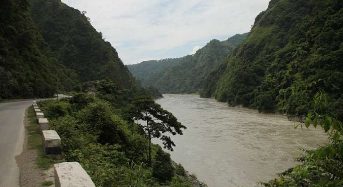 पहिरोले दुई बस बगाउँदा त्रिशूलीमा बेपत्ता, ६५ यात्रु रहेको अनुमान